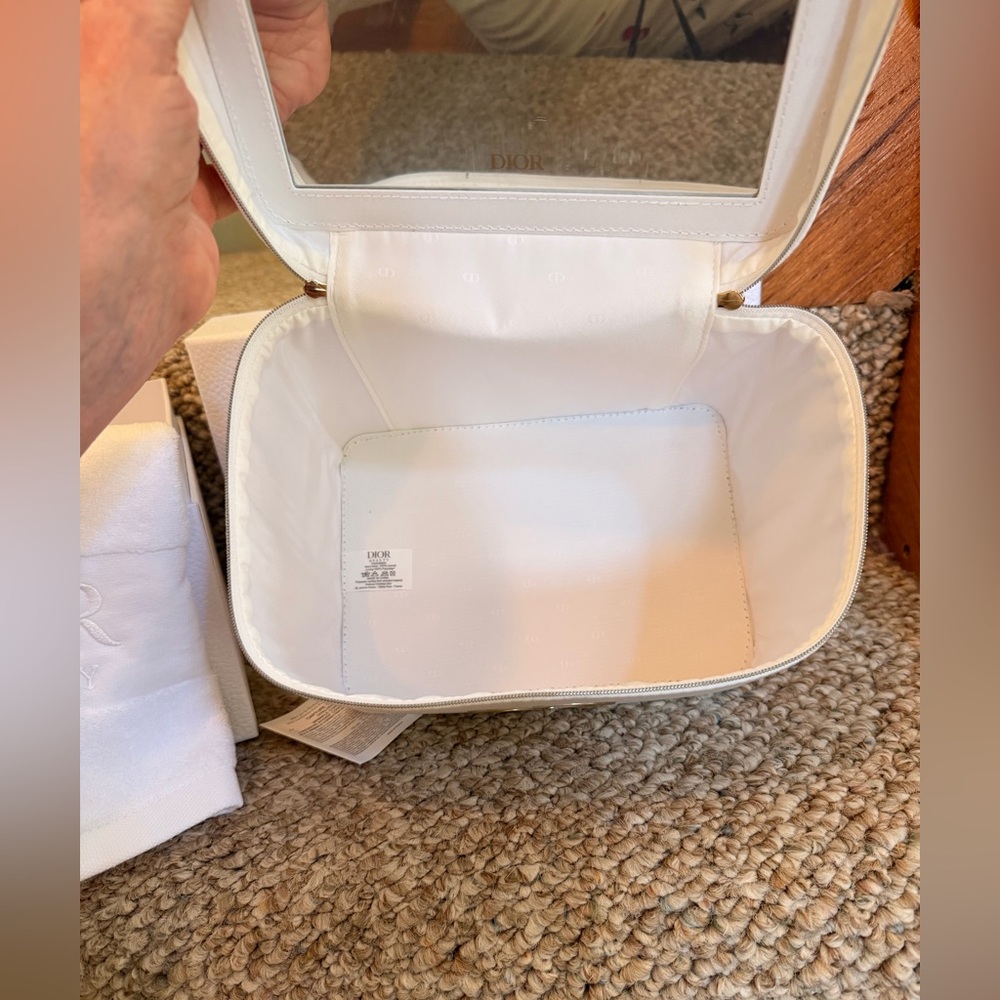 Dior Cream and Gold Beauty Vanity Case with White Towel - Picture 3 of 5